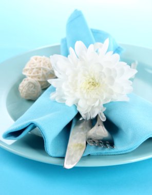 servis tabağı ile peçete ve çiçekler yakın çekim