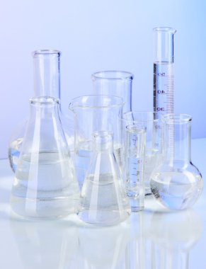 mavi arka plan üzerinde test tüpleri