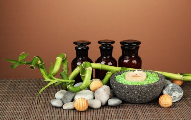 Yeşil Bambu bitki ve bambu mat renkli arka plan üzerinde taşlar ile natürmort