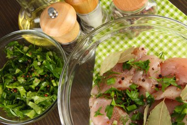 cam kase, otlar ve baharatlar yakın çekim içinde tavuk eti