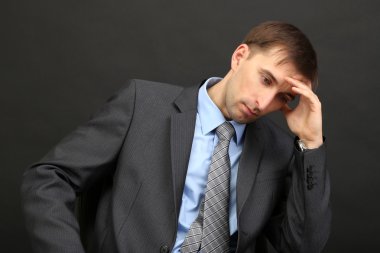 genç işadamı ton siyah arka plan