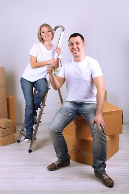 Genç çift yeni eve taşınıyor.