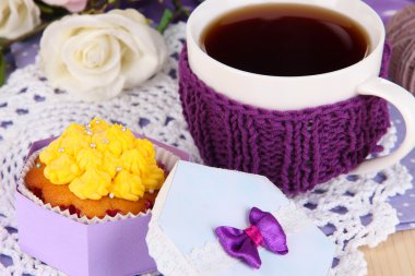 Yemek Masası yakın çekim üzerinde güzel güzel cupcake