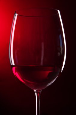 parlak kırmızı zemin üzerine şarap