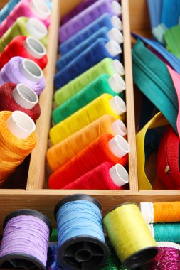 Ahşap kutusunda dikiş aksesuarları yakın çekim