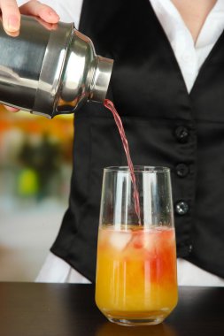 Barmen eline cam parlak zemin üzerine dökerek kokteyl shaker ile