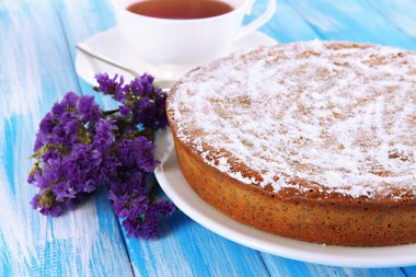 Tablo yakın çekim üzerinde çay lezzetli haşhaş tohumu pastayla