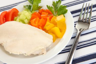 haşlanmış tavuk göğsü tabakta sebze ile yakın çekim