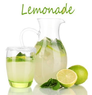 limonade in werper en glas geïsoleerd op wit