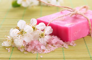 Bambu hasır üzerinde doğal el yapımı Sabun