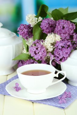 kompozisyon güzel Eflatun çiçekli çay servisi parlak zemin üzerine ahşap tablo