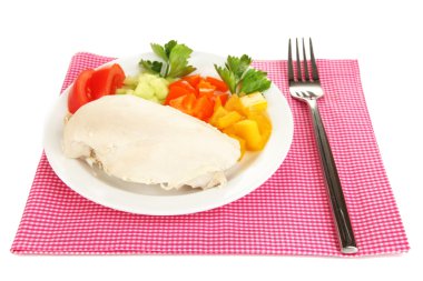 plaka üzerinde beyaz izole sebze ile haşlanmış tavuk göğsü