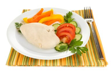 haşlanmış tavuk göğsü tabakta sebze ile yakın çekim