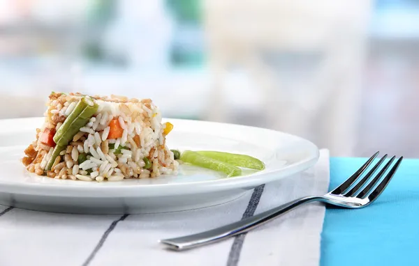 Risotto delicioso com legumes na mesa no café — Fotografia de Stock