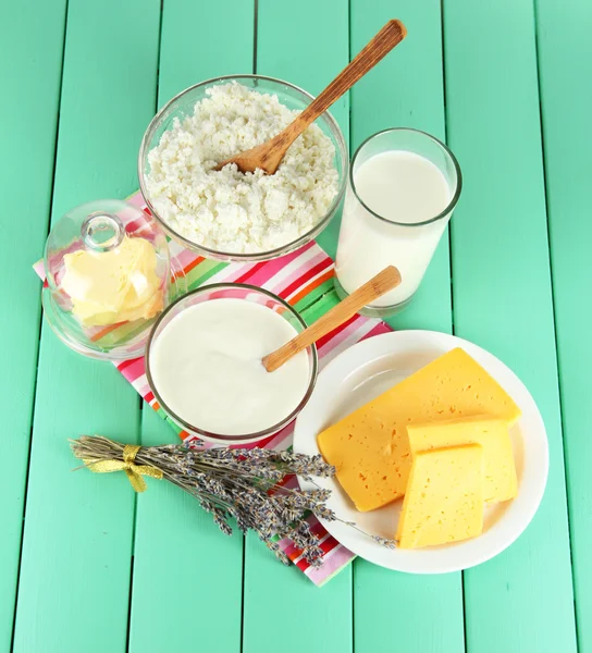 Copo de leite e queijo em um fundo de madeira — Fotografia de Stock