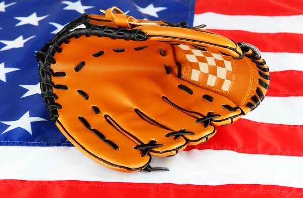 Baseballhandschuh auf amerikanischem Flaggenhintergrund — Stockfoto