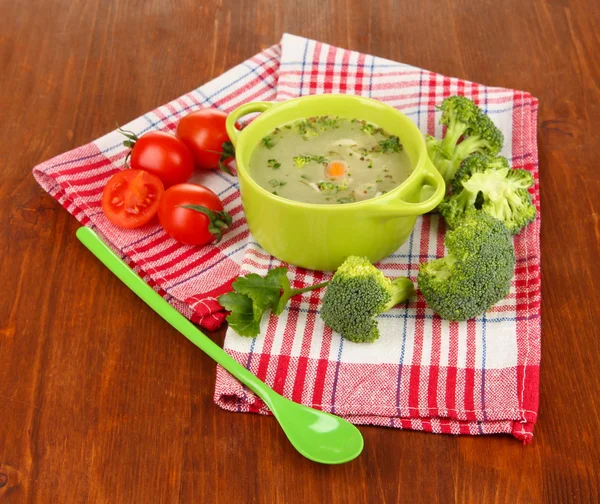 Diätsuppe mit Gemüse in Pfanne auf Holztisch in Großaufnahme — Stockfoto