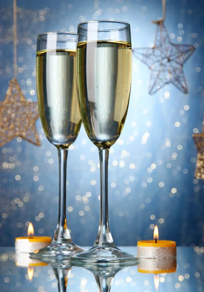 Dois copos de champanhe no fundo brilhante com luzes — Fotografia de Stock