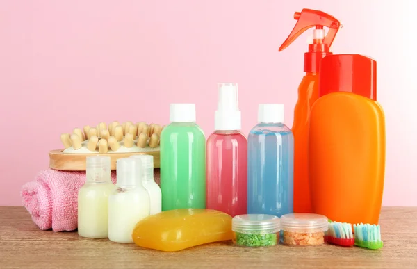 Hotel amenities kit on table on pink background — Stock Photo, Image