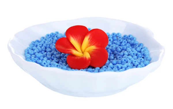 Bunte Perlen mit handgemachter Blume im Teller isoliert auf weiß — Stockfoto