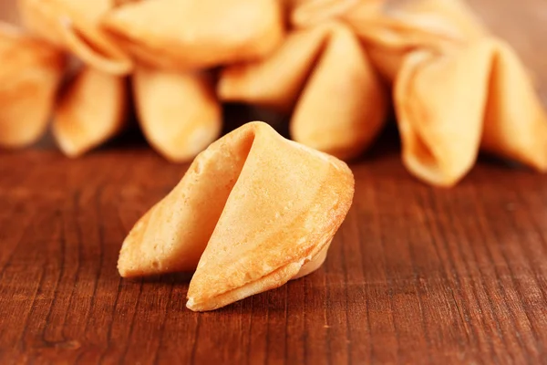 Galletas de la fortuna en mesa de madera —  Fotos de Stock