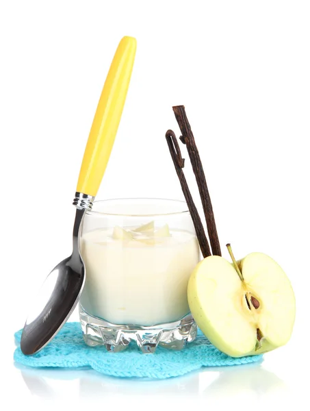 Delicioso yogur en vaso con manzana aislada en blanco — Foto de Stock