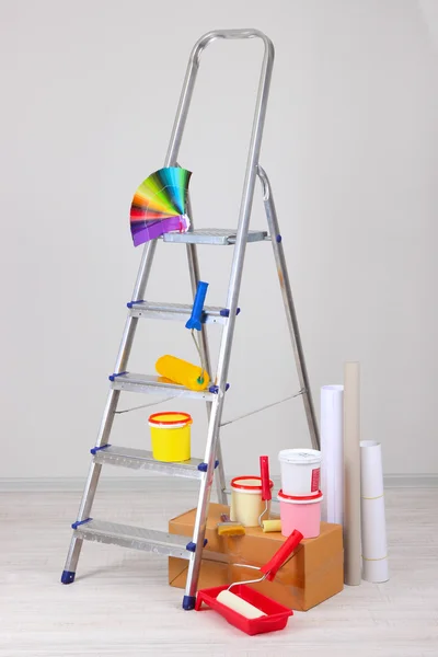 Kovový žebřík a malování v místnosti — Stock fotografie