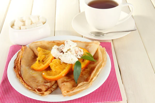 Ahşap masa üzerinde orange ile Pancakes — Stok fotoğraf