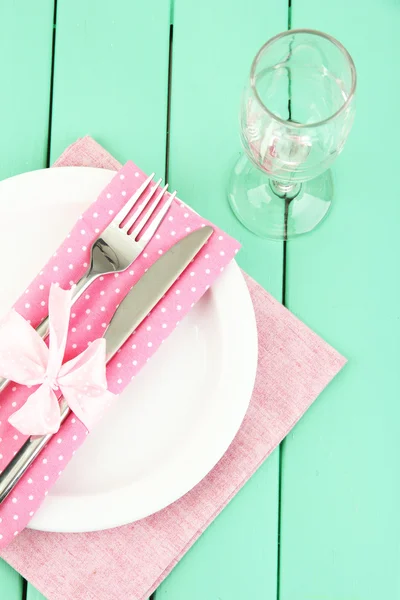 Apparecchiatura della tavola nei toni del bianco e rosa su sfondo di legno colore — Foto Stock