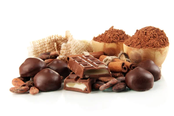 पांढरा वर वेगळे चॉकलेट गोड, कोको आणि मसालेची रचना — स्टॉक फोटो, इमेज