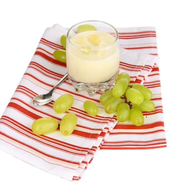 Iogurte delicioso em vidro com uvas isoladas em branco — Fotografia de Stock