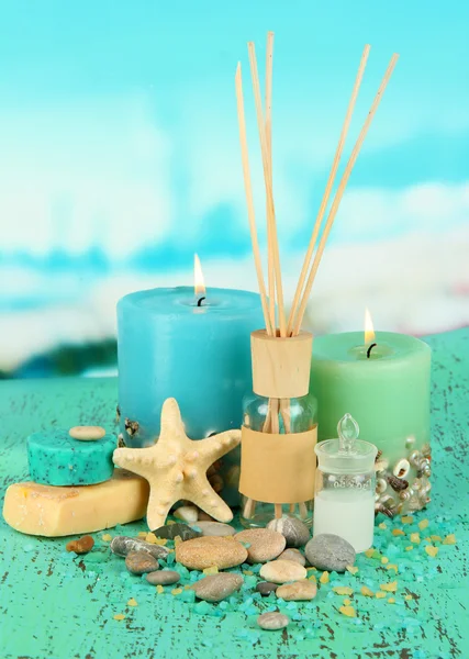 Zee spa samenstelling op houten tafel op blauwe natuurlijke achtergrond — Stockfoto