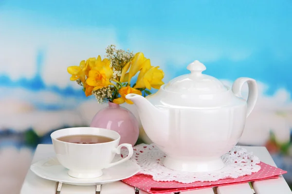 Красивый набор с чаем на деревянном столе для пикника на естественном фоне — стоковое фото