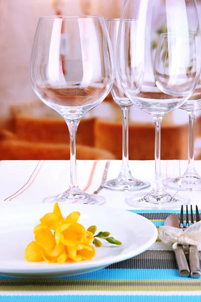 Configuração de mesa com copos para diferentes bebidas na mesa no fundo do quarto — Fotografia de Stock