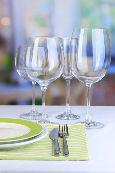 De instelling van de tabel met glazen voor verschillende dranken op tafel op kamer achtergrond — Stockfoto