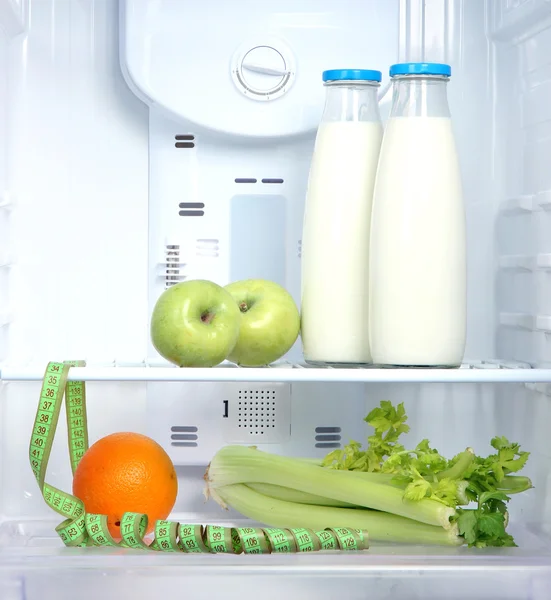 ダイエット食品で冷蔵庫を開く — ストック写真