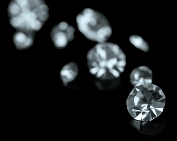 Wunderschöne glänzende Kristalle (Diamanten) auf schwarzem Hintergrund — Stockfoto