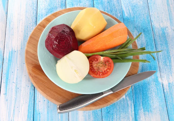 Peeled vegetables on plate on napkin close-up — Stock Photo, Image