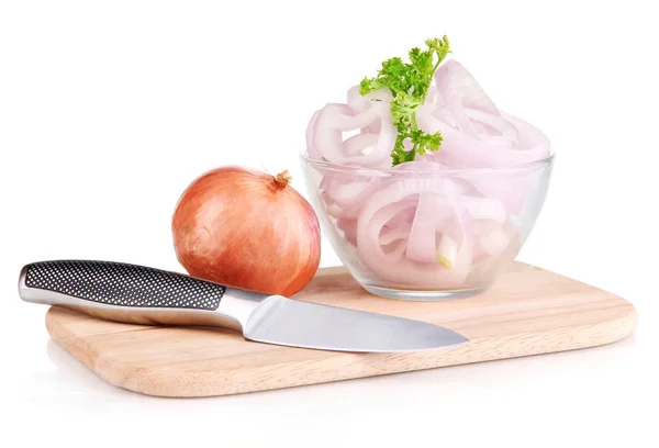 Cipolla tagliata con anelli in ciotola su tavola di legno isolata su bianco — Foto Stock