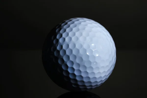 Bola de golfe no fundo cinza — Fotografia de Stock