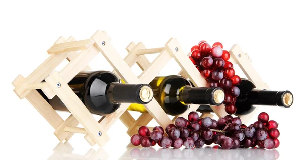 Бутылки вина помещены на деревянный стенд изолированы на белом — стоковое фото