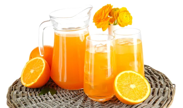 Glazen en werper van jus d'orange geïsoleerd op wit — Stockfoto