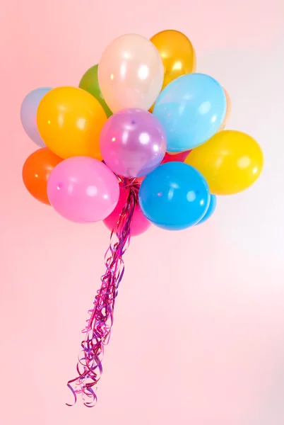 Beaucoup de ballons lumineux sur fond rose — Photo