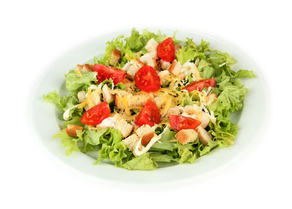 Caesar Salat auf weißem Teller, isoliert auf weißem Teller — Stockfoto