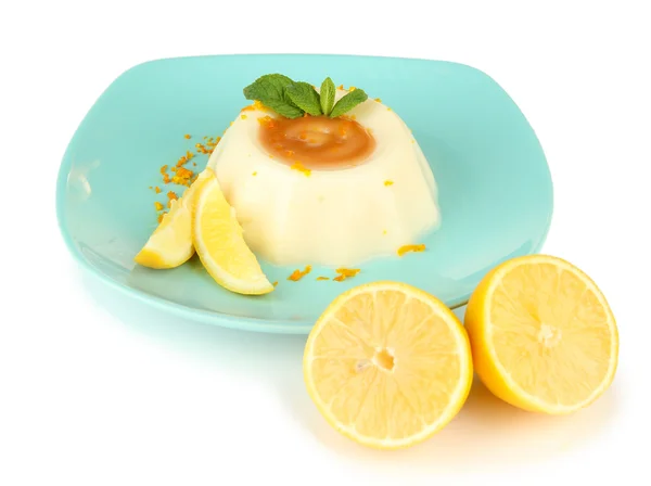 オレンジの皮とキャラメル ソースを白で隔離されるレモンのパンナコッタ — ストック写真