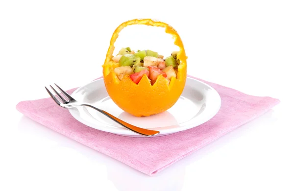 Salada de frutas em laranja oca isolada em branco — Fotografia de Stock