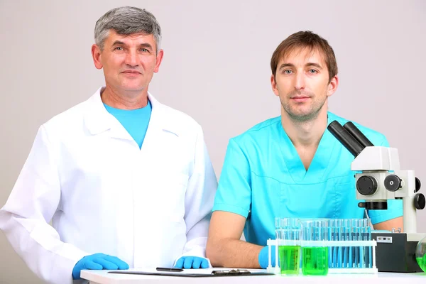 Läkare och assayer under forskning på rummet bakgrund — Stockfoto
