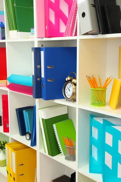 Estantes de oficina blancos con diferentes artículos de papelería, de cerca —  Fotos de Stock