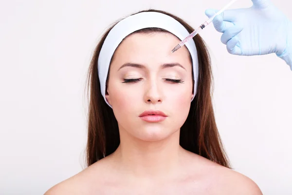 Jeune femme recevant une injection de chirurgie plastique sur son visage gros plan — Photo