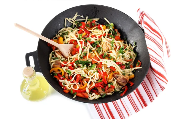 Fideos con verduras en wok aislados en blanco — Foto de Stock